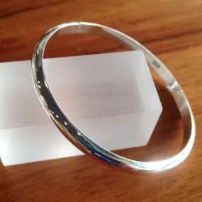 Rounded hinged silver bangle