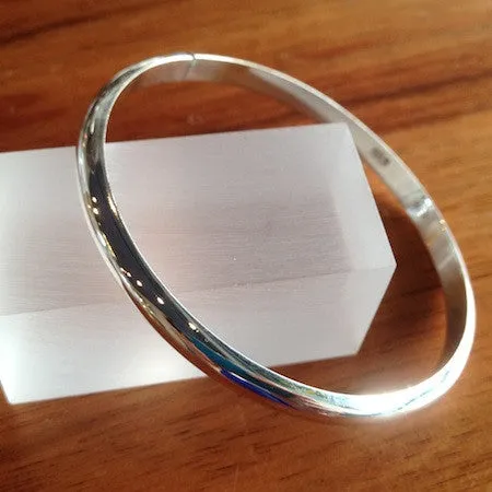 Rounded hinged silver bangle